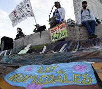 La marcha se organizó rápidamente y copó el monumento a la bandera.