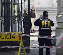 Policías relevan la escena del disparo, en el frente del edificio. (Fuente: Andres Macera) (Fuente: Andres Macera) (Fuente: Andres Macera)