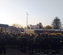 Trabajadores reunidos en la planta de Tenaris de Valentín Alsina. 