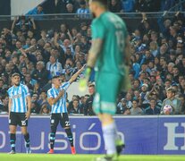 Charly Alcaraz festeja el primero de Racing. Lo que vino después, de novela. (Fuente: Fotobaires) (Fuente: Fotobaires) (Fuente: Fotobaires)