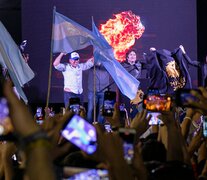 Frente a las banderas argentina, Ricardo Bussi y Javier Milei saludan en el escenario con los brazos en alto. (Fuente: Atilio Orellana) (Fuente: Atilio Orellana) (Fuente: Atilio Orellana)