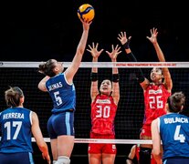 La selección femenina de voley no pudo ante un duro rival. (Fuente: feva) (Fuente: feva) (Fuente: feva)