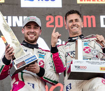 La dupla celebró el segundo triunfo consecutivo en los 200km (FOTO Axion Sport)