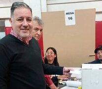 Doman en el momento de emitir su voto.