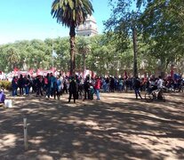 En Rosario, los maestros se concentraron en plaza San Martín. (Fuente: Rosario/12) (Fuente: Rosario/12) (Fuente: Rosario/12)