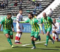 Cauteruccio festeja el primero de Aldosivi. (Fuente: NA) (Fuente: NA) (Fuente: NA)