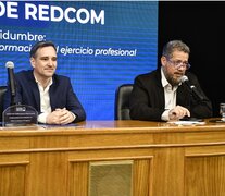 El decano de la Facultad de Ciencias Sociales de la UNLZ, Gustavo Naón, y el
presidente de la REDCOM, Diego de Charras, durante la apertura del congreso. Foto: Camila Pantano