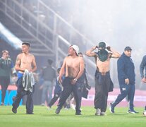 El público tuvo que ingresar al campo por los gases lacrimógenos (Fuente: Télam) (Fuente: Télam) (Fuente: Télam)