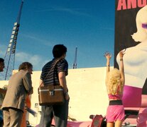 En la miniserie, Emmy Rossum encarna a Angelyne.