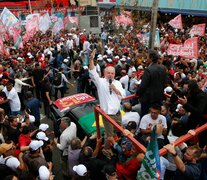 Lula arenga a sus seguidores ayer durante un acto de campaña en Guarulhos, estado de San Pablo. (Fuente: AFP) (Fuente: AFP) (Fuente: AFP)