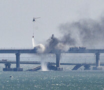 El puente de Crimea, envuelto en humo después de la detonación.  (Fuente: EFE) (Fuente: EFE) (Fuente: EFE)