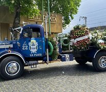 El cortejo fúnebre pasó por la cancha de Gimnasia antes de la despedida final (Fuente: NA) (Fuente: NA) (Fuente: NA)