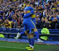 Abrazo de gol entre Benedetto y Payero, los goleadores de Boca este domingo (Fuente: Julio Martín Mancini) (Fuente: Julio Martín Mancini) (Fuente: Julio Martín Mancini)