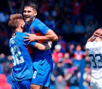 Blas Armoa, el autor de los dos goles de Tigre, en pleno festejo. (Fuente: Fotobaires) (Fuente: Fotobaires) (Fuente: Fotobaires)