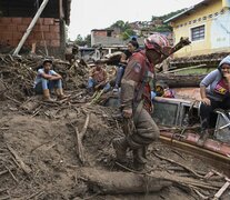 El deslave dejó casas destruidas con varios metros de lodo, árboles arrastrados desde la montaña hasta las calles y negocios completamente devastados. (Foto: Yuri Cortez/AFP)