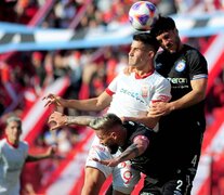 Cordero, autor del gol de apertura, disputa con Torren y Mac Allister (Fuente: Fotobaires) (Fuente: Fotobaires) (Fuente: Fotobaires)