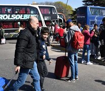 Los pasajeros y colectiveros debieron arreglárselas afuera de la terminal. (Fuente: Sebastián Granata) (Fuente: Sebastián Granata) (Fuente: Sebastián Granata)