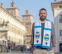 Daniel De Rossi posa en la pintoresca ciudad de Ferrara (Fuente: Prensa SPAL) (Fuente: Prensa SPAL) (Fuente: Prensa SPAL)