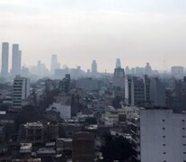 La CIudad cubierta por el humo de los incendios en las islas del Delta.