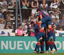 Montañita sobre Adam Bareiro para festejar su terrible golazo (Fuente: Fotobaires) (Fuente: Fotobaires) (Fuente: Fotobaires)