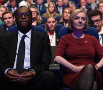 El ahora ex ministro Kwasi Kwarteng y la todavía primera ministra Liz Truss. (Fuente: AFP) (Fuente: AFP) (Fuente: AFP)