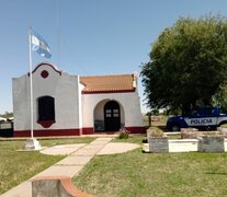 En el tranquilo centro de Nicolás Bruzzone hay una única escuela primaria, un puesto policial y un edificio comunal. Imagen: Google Maps. 