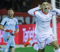 Cristaldo festeja uno de sus penales, claves para el triunfo de Huracán (Fuente: Fotobaires) (Fuente: Fotobaires) (Fuente: Fotobaires)