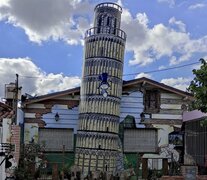 En Ituzaingó, la Torre de Pisa, obra intervenida por la artista Gaby Picollo (@gabypicolloart).