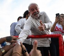 Saludos a Lula durante una caravana en Río de Janeiro. (Fuente: AFP) (Fuente: AFP) (Fuente: AFP)