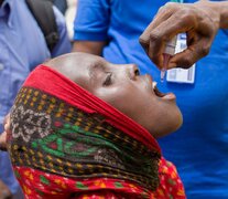 Desde su lanzamiento en 1988, la Iniciativa Mundial para la Erradicación de la Poliomielitis ha ayudado a reducir los casos en un 99%. (Foto: OMS/UNF/Christine McNab)