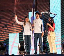 Brenda Rojas y Federico Bruno, abanderados de la delegación argentina en el cierre de los Juegos. (Fuente: Prensa COA) (Fuente: Prensa COA) (Fuente: Prensa COA)