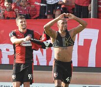 García, autor del primer gol, le devuelve la camiseta que Ditta se sacó para festejar el segundo. (Fuente: Sebastián Granata) (Fuente: Sebastián Granata) (Fuente: Sebastián Granata)