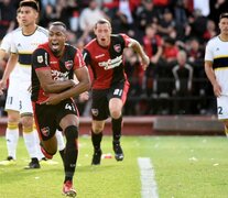 Willer Ditta festeja con todo su golazo, el 2 a 0 de Newell&amp;#39;s sobre Boca (Fuente: Fotobaires) (Fuente: Fotobaires) (Fuente: Fotobaires)