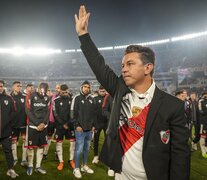 Marcelo Gallardo, ya con la camiseta puesta, saluda a la gente de River. Tristeza en los jugadores (Fuente: NA) (Fuente: NA) (Fuente: NA)