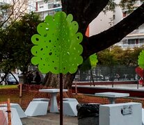 A falta de arbolado natural, el gobierno porteño instaló árboles de plástico.