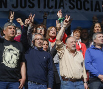 Pablo Moyano, Andrés Larroque, Taty Almeida, Hugo Yasky y Máximo Kirchner en el escenario de Plaza de Mayo. (Fuente: Leandro Teysseire) (Fuente: Leandro Teysseire) (Fuente: Leandro Teysseire)