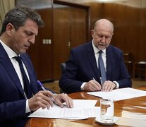 Massa y Perotti durant6e al firma del acta.