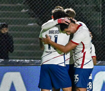 Bareiro, Vombergar, Luján y Barrios. Abrazo del Ciclón en el estadio Eva Perón (Fuente: NA) (Fuente: NA) (Fuente: NA)