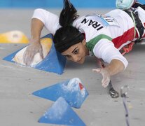 La iraní Elnaz Rekabi en plena competencia de escalada (Fuente: AFP) (Fuente: AFP) (Fuente: AFP)