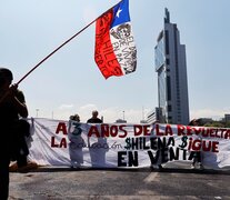 Manifestantes participan de la conmemoración del estallido social en Plaza Italia, Santiago de Chile.  (Fuente: EFE) (Fuente: EFE) (Fuente: EFE)