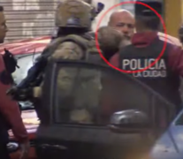 El momento en que el hombre se entregó a la Policía. Captura TV