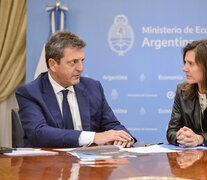 El ministro de Economía, Sergio Massa, junto a la titular de la Anses, Fernanda Raverta. (Fuente: NA) (Fuente: NA) (Fuente: NA)