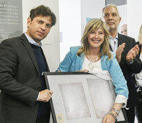 El gobernador Axel Kicillof junto a la ministra Cristina Álvarez Rodríguez y el ministro Julio Alak.