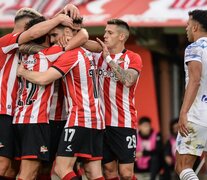 Estudiantes celebró el pasaje después de varias caídas dolorosas (Fuente: Fotobaires) (Fuente: Fotobaires) (Fuente: Fotobaires)