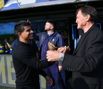 Hugo Ibarra y Julio César Falcioni, los entrenadores de Boca e Independiente respectivamente, se saludan. 