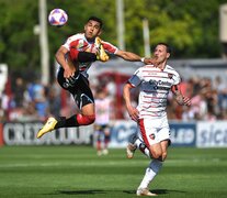 Cristian Colmán da prueba de su elasticidad ante la marca del madrynense Cristian &amp;quot;Sicario&amp;quot; Lema (Fuente: Télam) (Fuente: Télam) (Fuente: Télam)