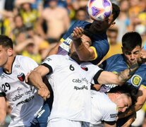 Pelota en el aire y todos en busca de ella, óleo sobre lienzo (Fuente: Fotobaires) (Fuente: Fotobaires) (Fuente: Fotobaires)