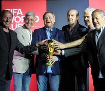 Omar Larrosa, Ricardo Giusti, Daniel Bertoni, Sergio Batista, Alberto Tarantini y Carlos Tapia con la Copa del Mundo  (Fuente: Alejandro Leiva) (Fuente: Alejandro Leiva) (Fuente: Alejandro Leiva)