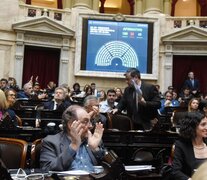 Heller en el momento de la votación y celebración en el recinto.  