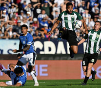 Alejandro Maciel con la pelota en el aire. El defensor, protagonista involuntario de la jornada (Fuente: Fotobaires) (Fuente: Fotobaires) (Fuente: Fotobaires)